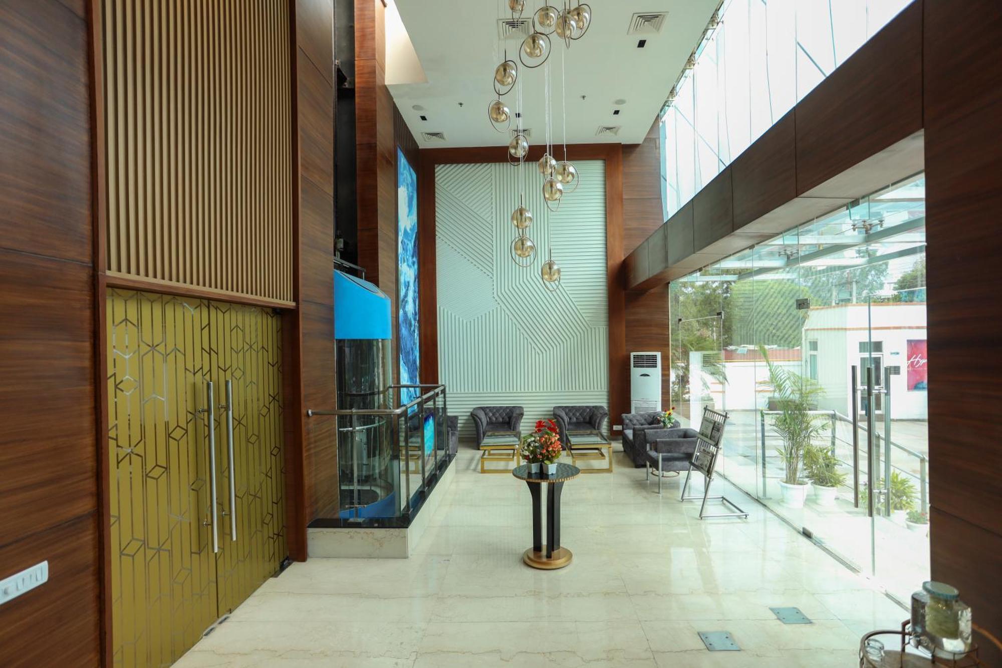 Hyphen Business Hotel Noida Exterior foto