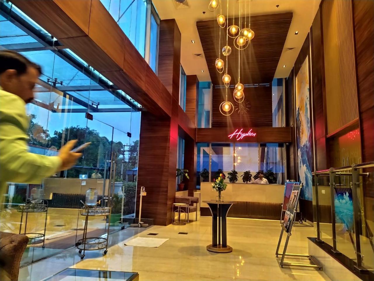 Hyphen Business Hotel Noida Exterior foto