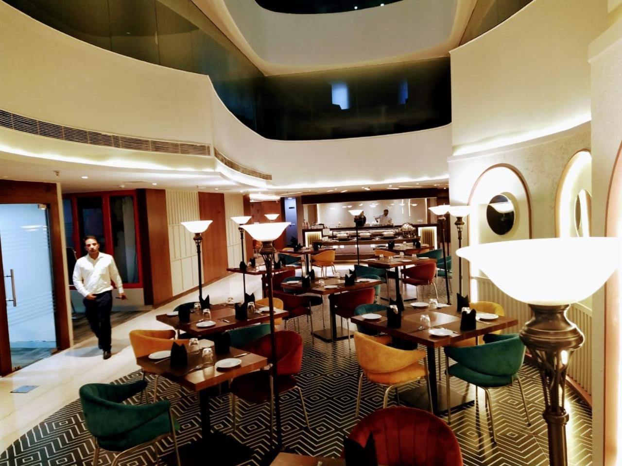 Hyphen Business Hotel Noida Exterior foto