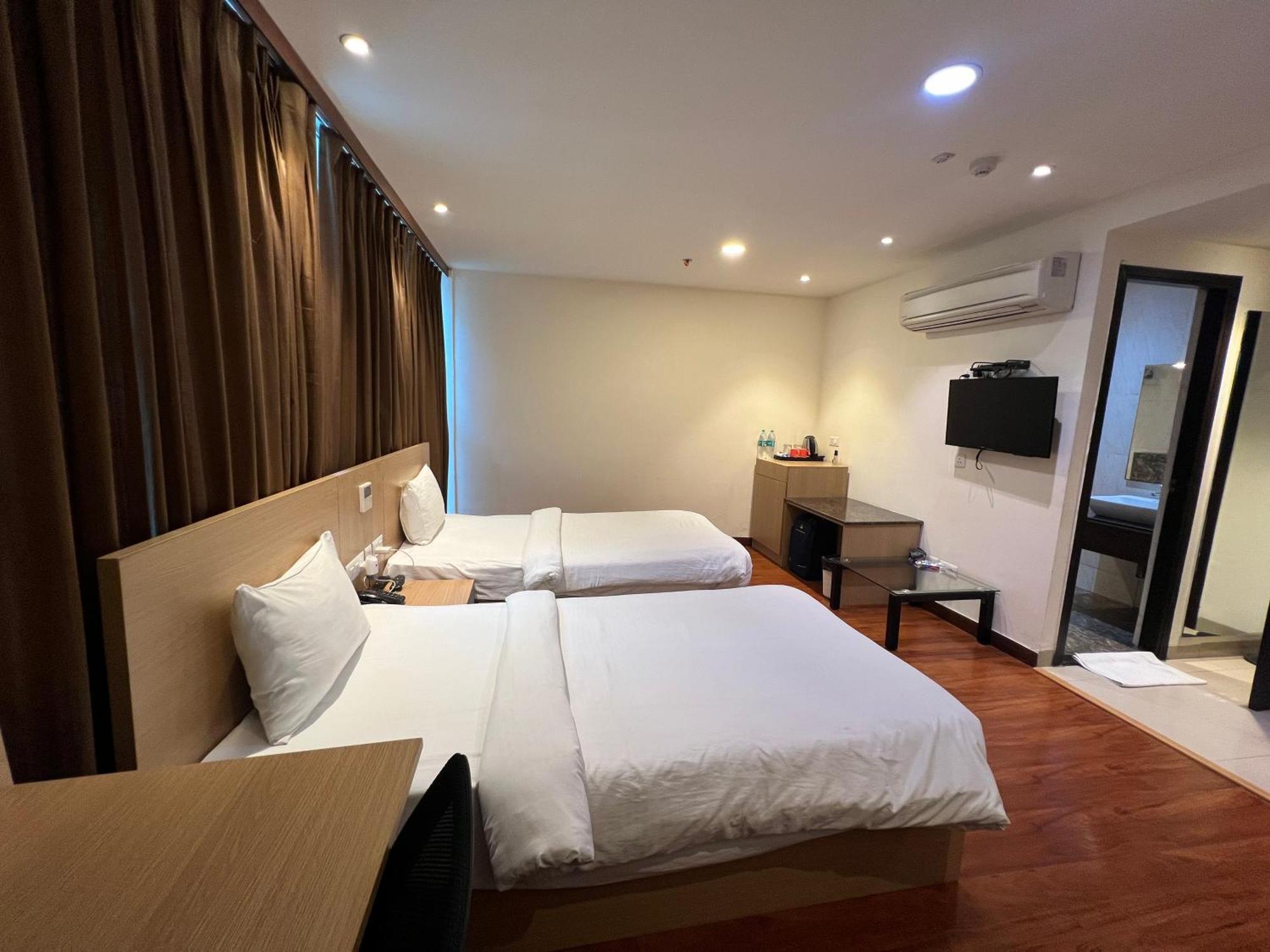 Hyphen Business Hotel Noida Exterior foto
