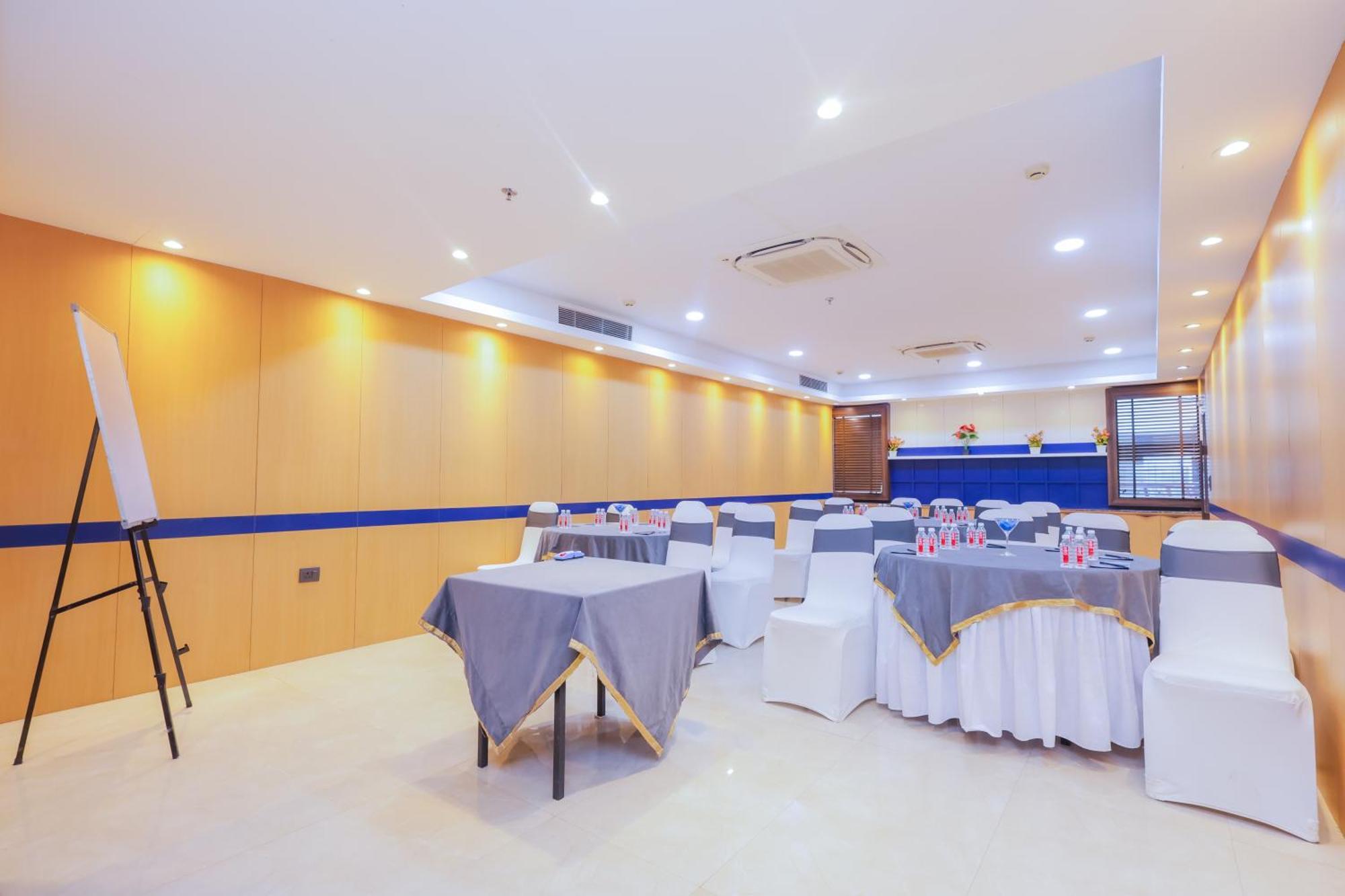 Hyphen Business Hotel Noida Exterior foto