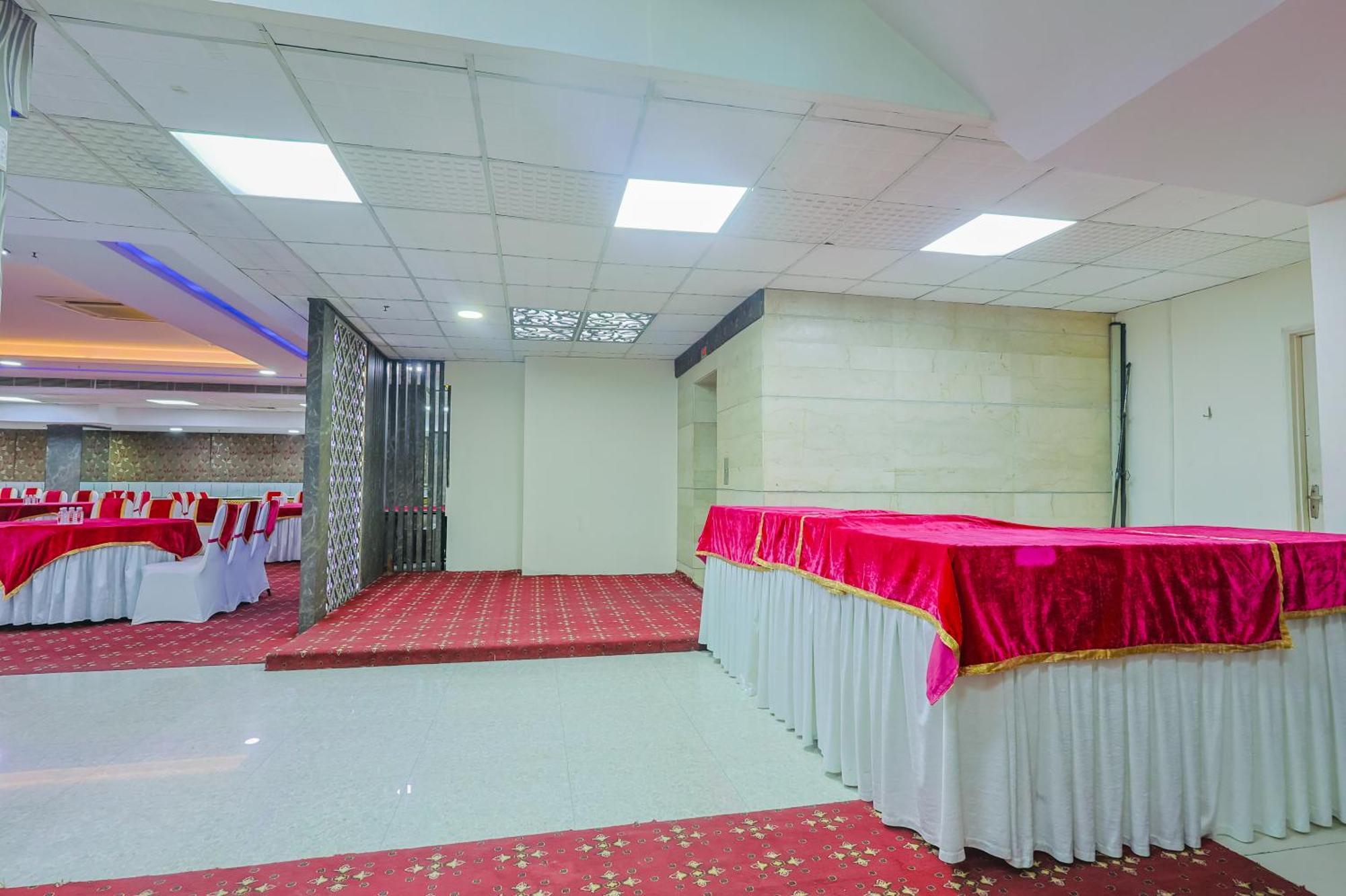 Hyphen Business Hotel Noida Exterior foto